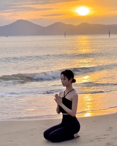 Gros plan d'un haut et legging de yoga noir lors d'une séance de sport à la plage