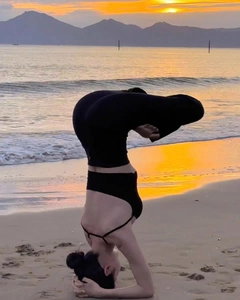 Détail de l'ensemble de yoga noir extensible avec fines bretelles et design dos ouvert