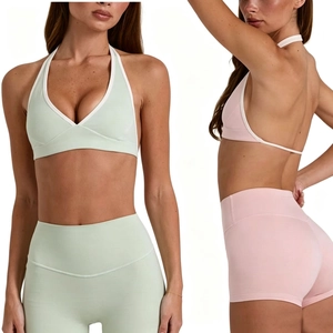 Set yoga da donna con top a lupetto scollato sulla schiena e pantaloncini a vita alta