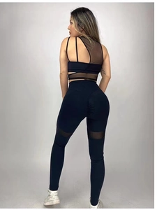 Set yoga nero da donna con leggings in mesh e top sportivo con schiena scoperta