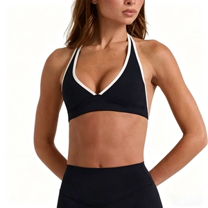 Set yoga da donna nero e bianco con reggiseno sportivo allacciato al collo e leggings