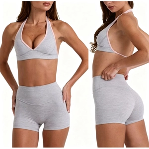 Set yoga grigio chiaro da donna con reggiseno sportivo allacciato al collo e pantaloncini