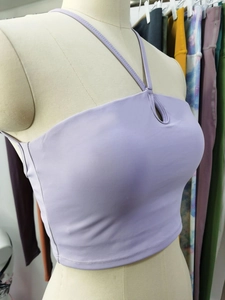 Détail de la brassière de yoga lavande avec découpe au cou et design en goutte d'eau