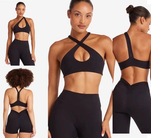 Détail d'un soutien-gorge de sport noir avec bretelles croisées et découpe fitness