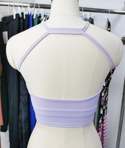 Détail du soutien-gorge de yoga lilas avec découpe géométrique et dos ouvert