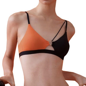 Contrast color sports bra with heart metal ring and asymmetric straps in ribbed fabric