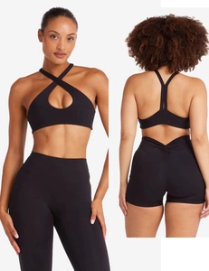 Détail du soutien-gorge de sport à licou croisé et du legging de yoga taille haute