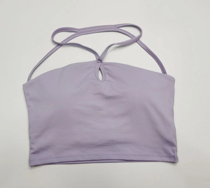 Détail du débardeur de yoga lavande avec fines bretelles et découpe goutte d'eau