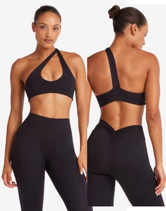 Détail de l'ensemble brassière de sport asymétrique et legging taille haute pour yoga