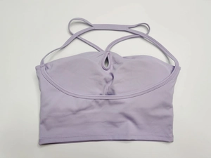 Détail de la brassière de yoga lavande avec découpe goutte et dos croisé