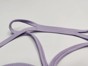 Détail des bretelles de débardeur de yoga lilas avec coutures plates de précision