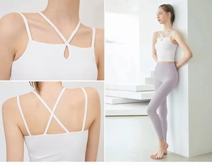 Détail du haut de yoga blanc avec col croisé évidé et fines bretelles de sport