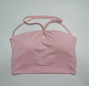 Détail d'un soutien-gorge de sport rose avec découpe goutte et doubles bretelles croisées