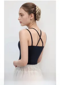 Détail du débardeur de yoga noir avec bretelles croisées sexy dans le dos sur un mannequin