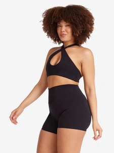 Vue latérale de l'ensemble brassière de sport croisée noire et short taille haute