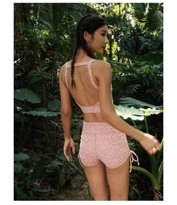 Detail eines rosa Leoparden-Sportsets mit rückenfreiem BH und gerafften Tunnelzug-Shorts
