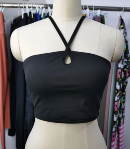 Gros plan sur le haut de yoga noir à licou avec découpe à la poitrine sur un mannequin
