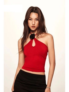 Brassière de yoga rouge dos nu avec découpe et fleur 3D noire au collet