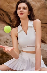 Action en extérieur d'un ensemble jupe de tennis plissée blanche et débardeur à col en V
