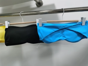Détail de soutiens-gorge de sport sans bretelles jaune, noir et bleu avec design croisé