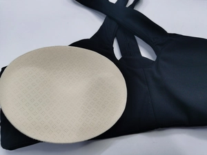 Détail d'un soutien-gorge de sport noir à bretelles croisées et coussinet beige amovible