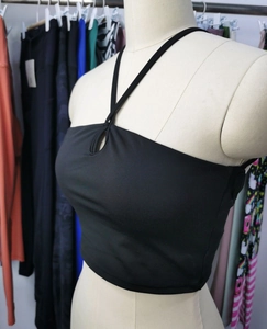 Détail du haut court de sport noir avec licou et découpe en trou de serrure sur mannequin