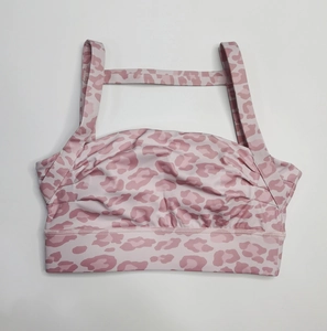 Detailansicht des rosa Sport-BHs mit Leopardenmuster, breitem Gummibund und Trägern