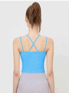 Détail du haut court de yoga bleu vif avec fines bretelles croisées pour le fitness