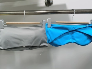 Détail de soutiens-gorge de sport sans bretelles gris et bleu roi avec noeud central