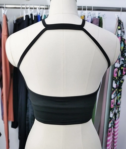 Détail de la brassière de sport noire avec dos évidé et design dos nageur pour le yoga