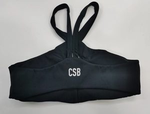 Vue à plat détaillée du soutien-gorge de sport noir avec bretelles croisées et logo CSB