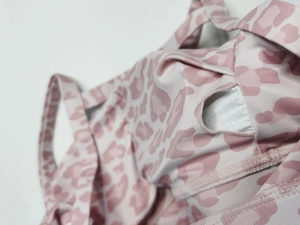 Detail des pinkfarbenen Yoga-Tops mit Mesh-Futter und Öffnung für die Brustpolster