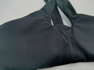 Gros plan sur le tissu du soutien-gorge de sport noir avec coutures renforcées