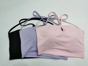 Hauts de yoga en noir, lilas et rose avec décolleté ajouré et tissu élastique de sport