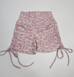 Detail von Yoga-Shorts mit rosa Leopardenmuster, hoher Taille und seitlichem Kordelzug