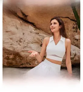 Détail d'un ensemble de yoga blanc avec débardeur col en V et jupe de tennis plissée