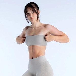 Gros plan du soutien-gorge de sport gris clair montrant l'élasticité et le tissu respirant