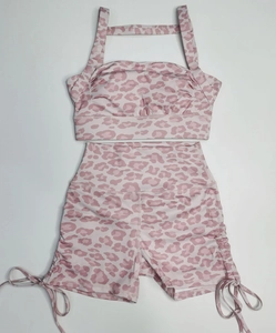 Detail von rosa Leoparden-Fitness-Set mit Kordelzug an der Sporthose mit hoher Taille
