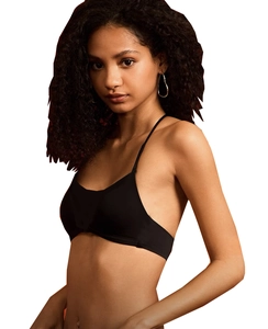 Gros plan sur le soutien-gorge de sport noir à fines bretelles et design minimaliste