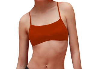Détails des fines bretelles et du tissu orange lisse d'un soutien-gorge de sport