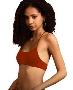 Vue latérale du soutien-gorge de yoga rouge rouille avec bretelles fines et dos nu