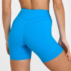 Nahaufnahme der blauen Yoga-Shorts mit hoher Taille und V-Nähten für Push-Up-Effekt