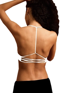 Détail de la brassière de yoga blanche avec bretelles croisées et maintien fin en Y