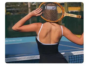 Detalle del vestido deportivo negro con tirantes finos blancos y espalda abierta