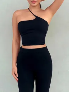 Detailansicht des schwarzen One-Shoulder Sport-BHs mit hochelastischem Funktionsstoff