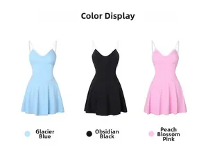 Detalle de los vestidos de tenis plisados con cuello en V en azul, negro y rosado