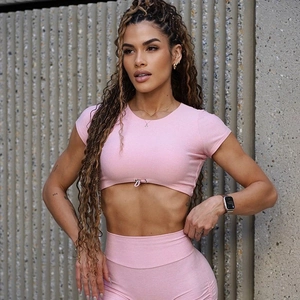 Détail du crop top rose avec ourlet à cordon réglable et tissu de yoga texturé
