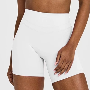 Detailansicht der weißen High-Waist Yoga-Shorts mit breitem Bauchweg-Bund für Fitness