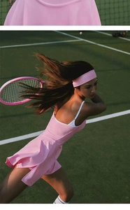 Vestido de tenis rosa con almohadillas integradas y tirantes blancos en la pista