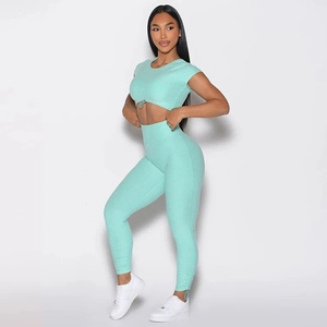 Détail d'un ensemble de yoga côtelé vert menthe avec crop top à cordon et legging taille haute